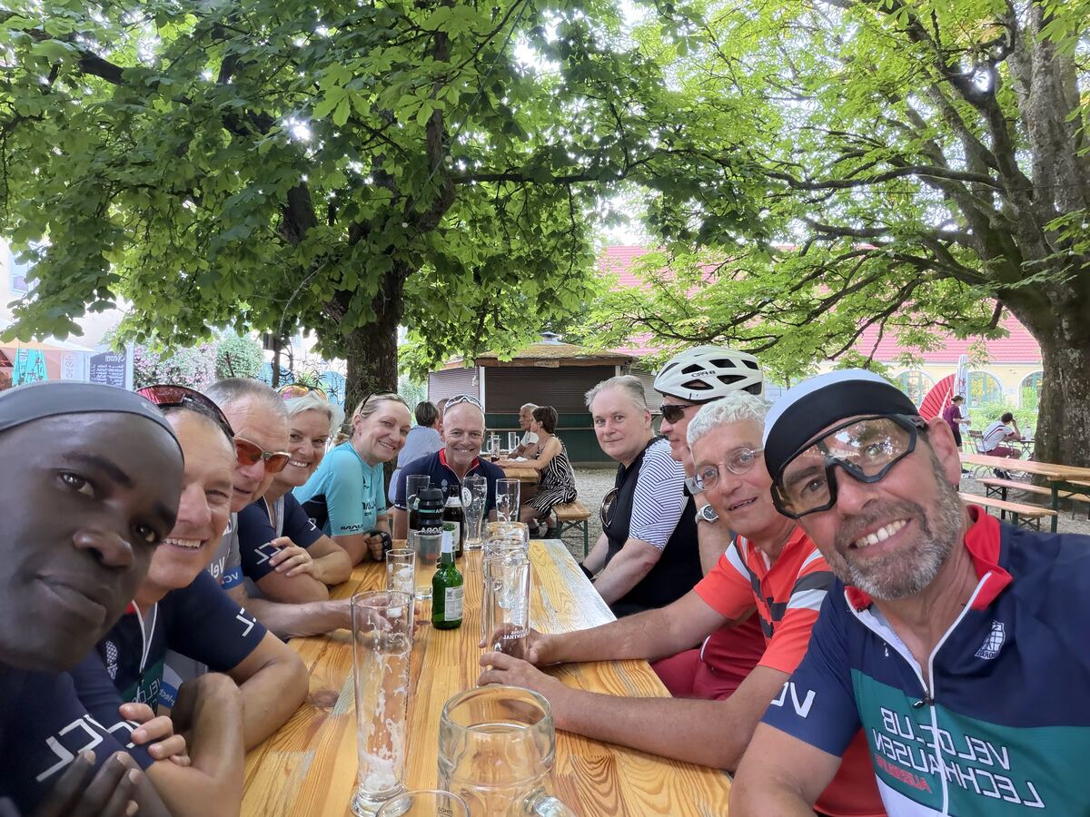 Mitglieder sitzen nach der Ausfahrt unter Kastanienbäumen