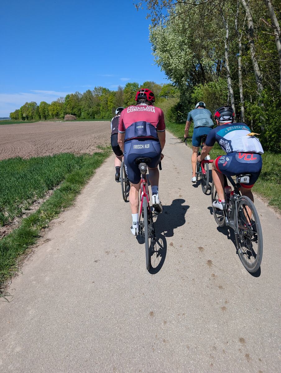 Mitglieder fahren hintereinander auf einem Feldweg